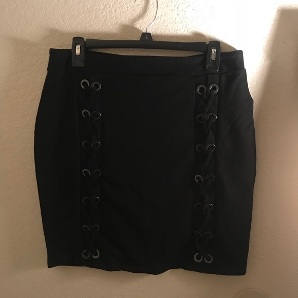 Forever 21+ skirt with crisscrossed details - Picture 2 of 3